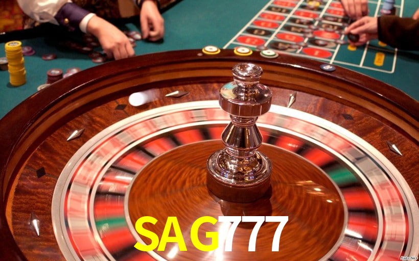 Escena dinámica inspirada en casino con iluminación SAG777, cartas, fichas e íconos de juegos digitales en un espacio moderno de juegos.